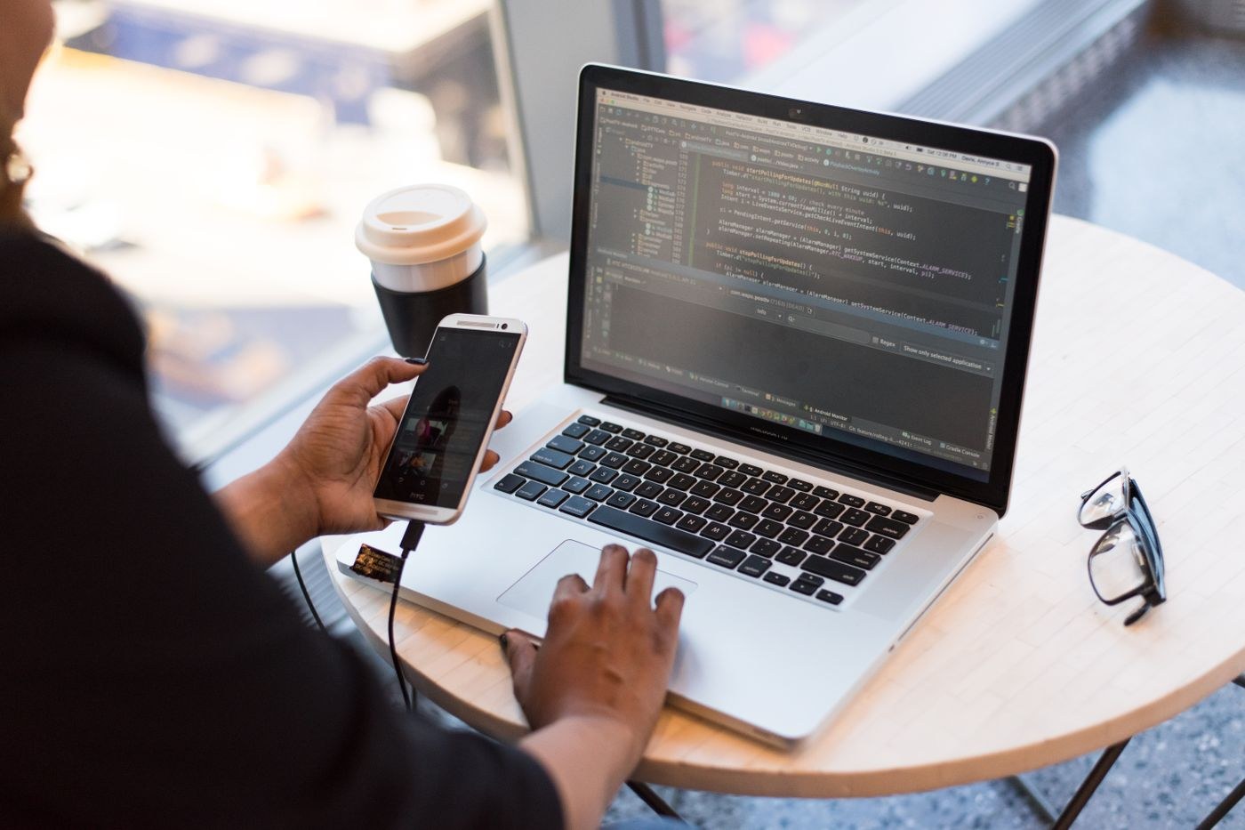 One-to-one mentoring session reviewing AI earnings skills and workflows